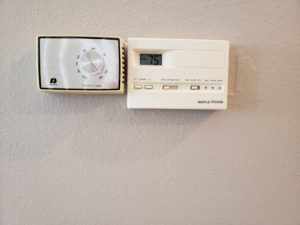 Thermostat for heat pump with emergency heat